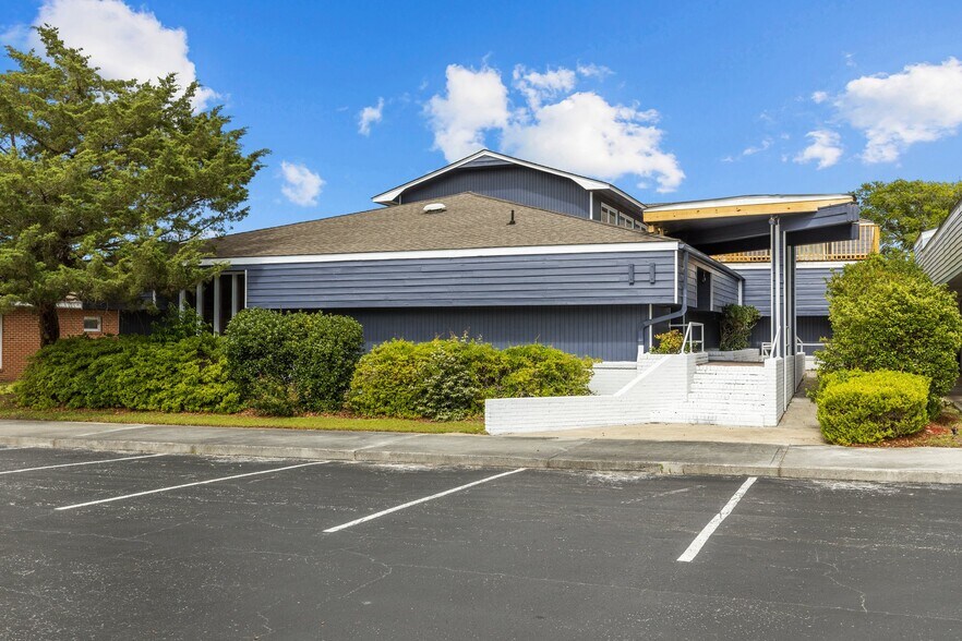 208 Penny Ln, Morehead City, NC à vendre - Photo du bâtiment - Image 1 de 51