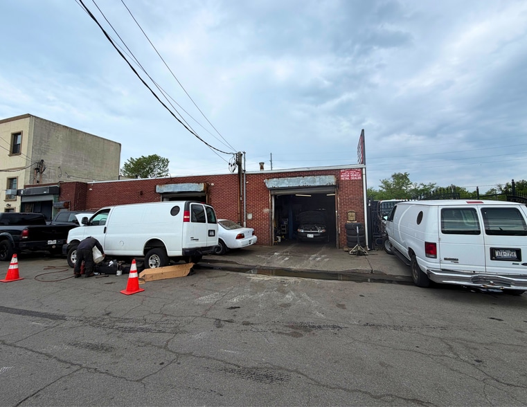 4230 Industrial Pl, Island Park, NY for sale - Building Photo - Image 1 of 4