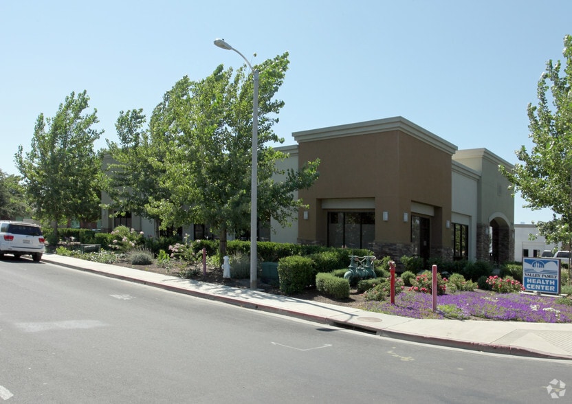 351 Mall Dr, Hanford, CA for sale - Primary Photo - Image 1 of 4