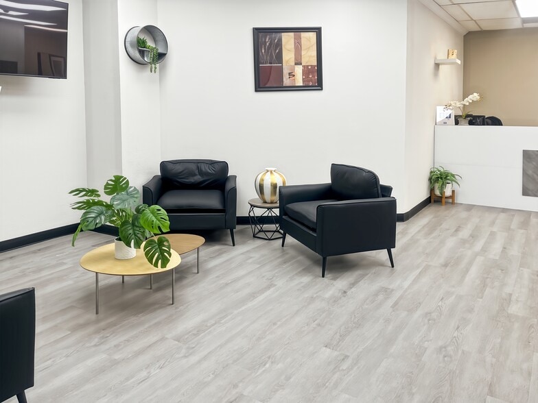 27125 Sierra Hwy, Santa Clarita, CA for lease - Interior Photo - Image 2 of 10