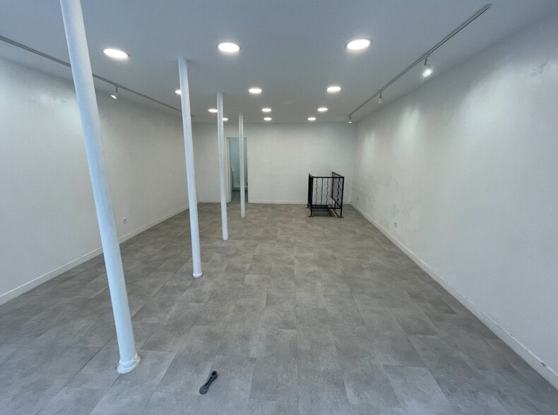 Retail in Paris for lease - Building Photo - Image 3 of 7