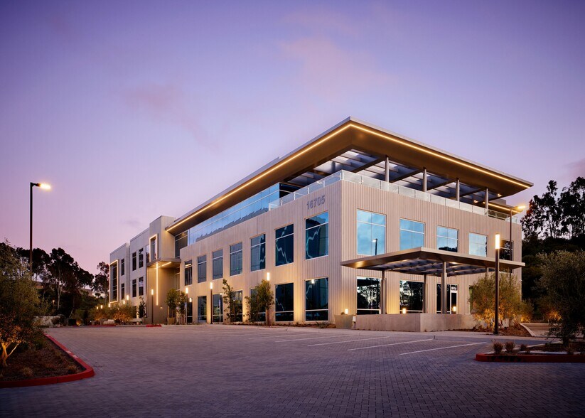 16705 Via del Campo Ct, San Diego, CA à louer - Photo du bâtiment - Image 1 de 7