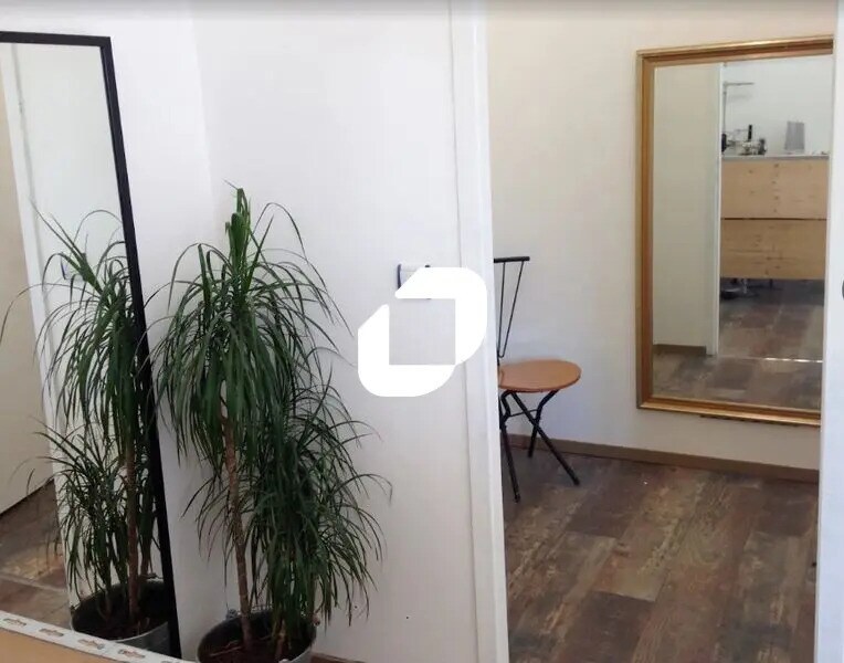 Retail in Montpellier for sale Interior Photo- Image 1 of 5