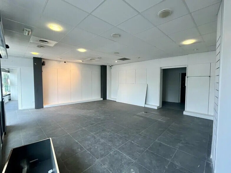 Retail in Avignon for lease - Building Photo - Image 3 of 8