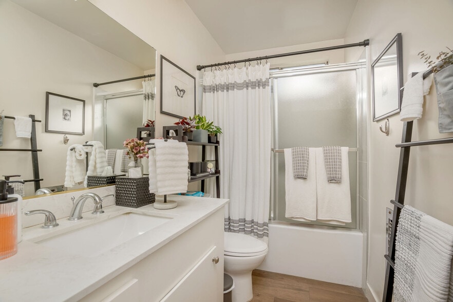 11725 Gilmore St, North Hollywood, CA for sale - Building Photo - Image 2 of 30