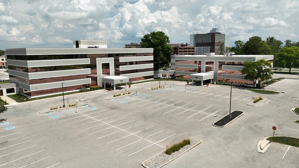 8220 Naab Rd, Indianapolis, IN à louer - Photo du bâtiment - Image 2 de 5