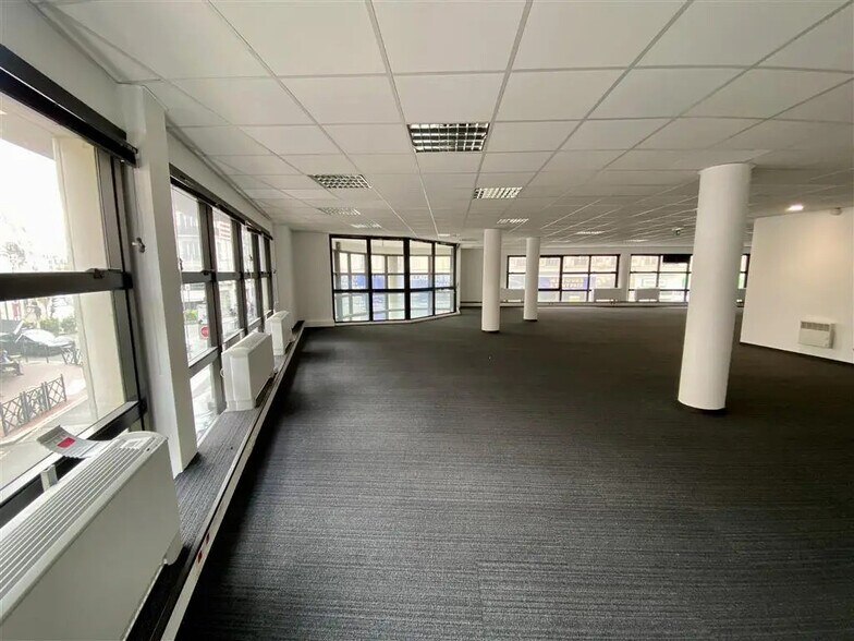 Office in Asnières-sur-Seine for lease - Building Photo - Image 1 of 9