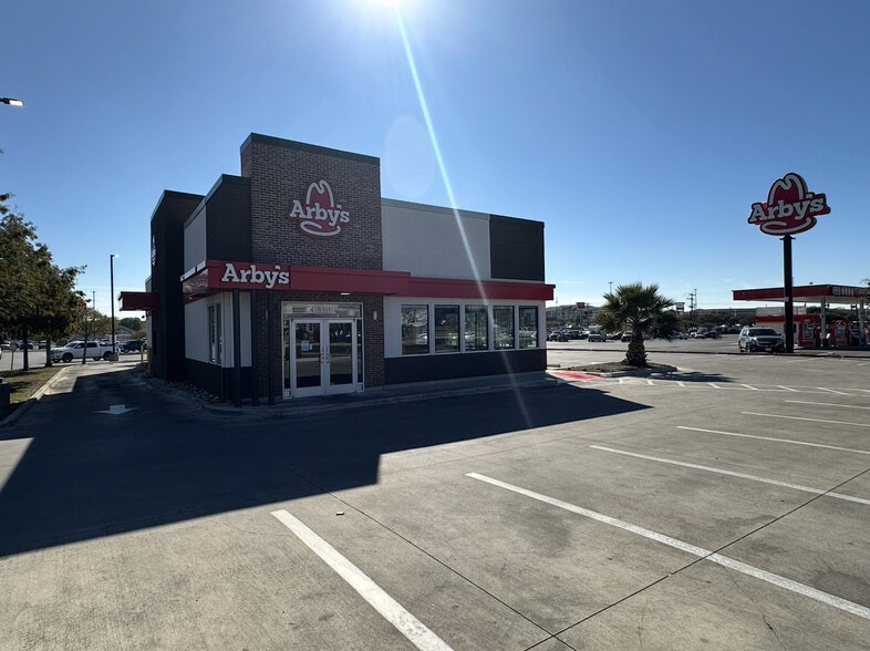 6588 FM 78, San Antonio, TX à louer - Photo du bâtiment - Image 3 de 3