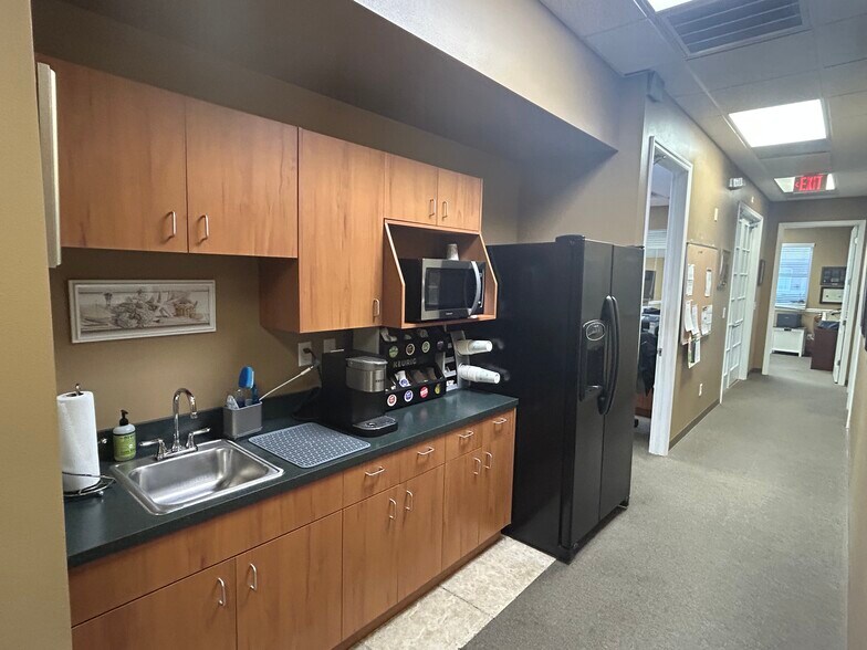 180 Pine Ave N, Oldsmar, FL à louer - Photo du bâtiment - Image 3 de 16