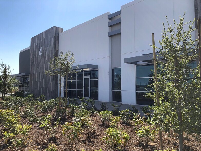 4 Latitude Way, Corona, CA à louer - Photo du bâtiment - Image 3 de 10