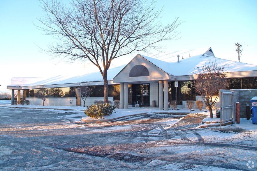 33566 W 8 Mile Rd, Farmington Hills, MI à louer - Photo du bâtiment - Image 3 de 7