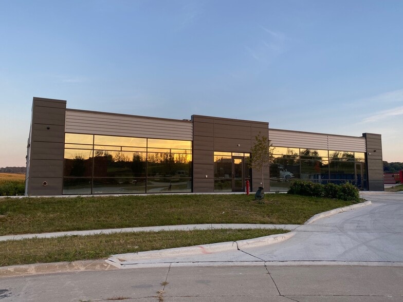 6600 Boulder Brook Court, Dubuque, IA for lease - Building Photo - Image 2 of 4
