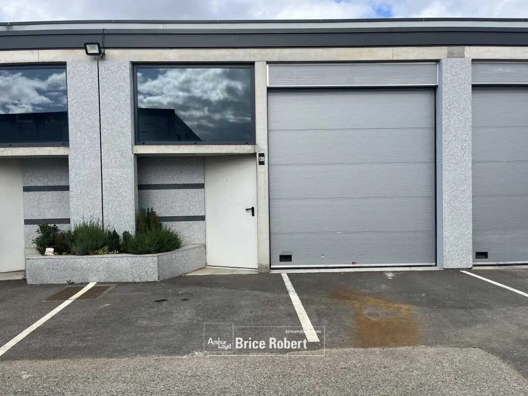 Flex dans Vénissieux à louer Photo du bâtiment- Image 1 de 6