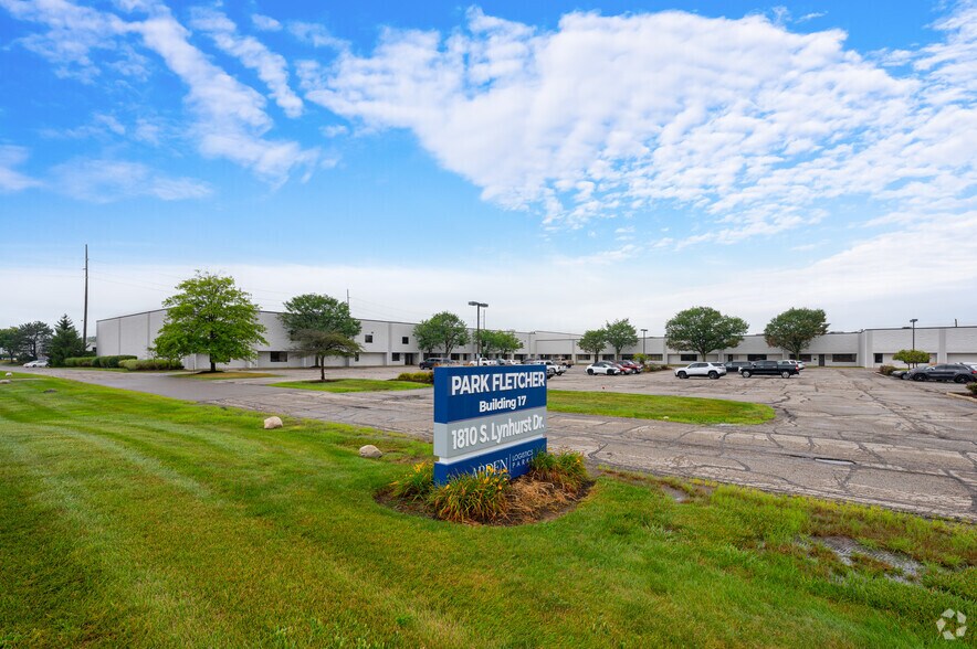 1810 S Lynhurst Dr, Indianapolis, IN à louer - Photo du bâtiment - Image 3 de 22