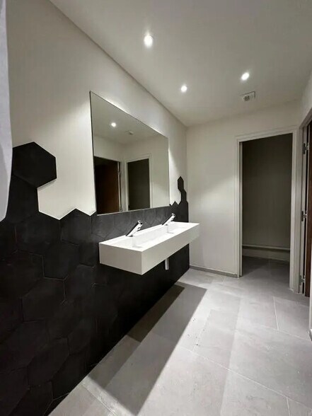 Office in Saint-Denis for lease - Building Photo - Image 2 of 9