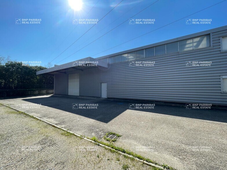 Local d'activités dans Saint-Genis-Laval à vendre - Photo du bâtiment - Image 3 de 19