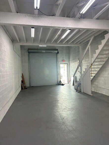 964 Service St, West Palm Beach, FL à louer - Photo du bâtiment - Image 2 de 6
