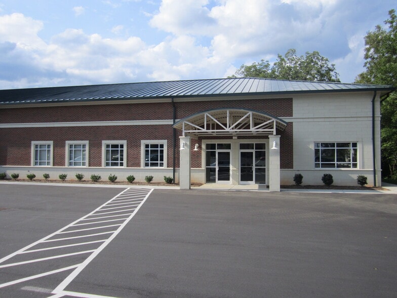 107 E McClanahan St, Oxford, NC for lease - Building Photo - Image 2 of 3