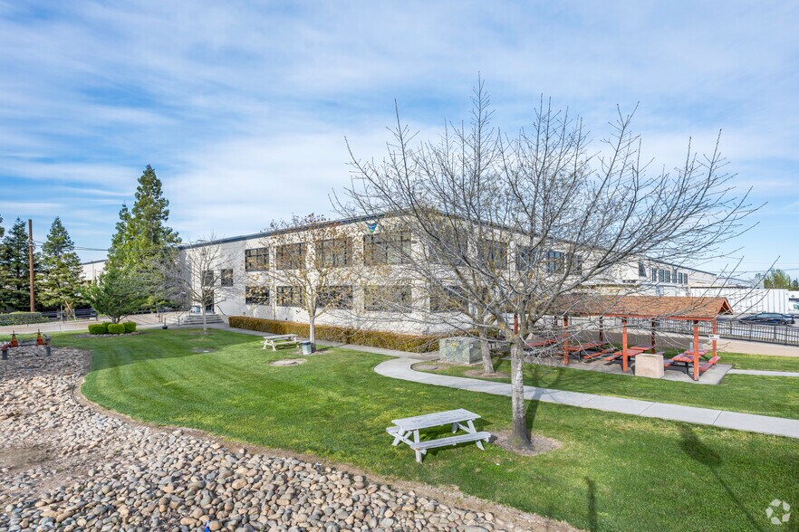 4700-4940 Lang Ave, Mcclellan, CA à louer - Photo du bâtiment - Image 2 de 6