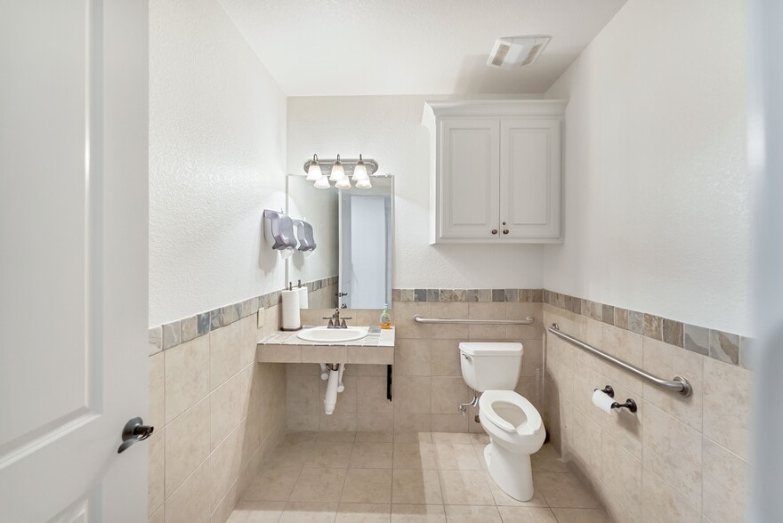 8201 Mid Cities Blvd, North Richland Hills, TX for sale - Building Photo - Image 3 of 9