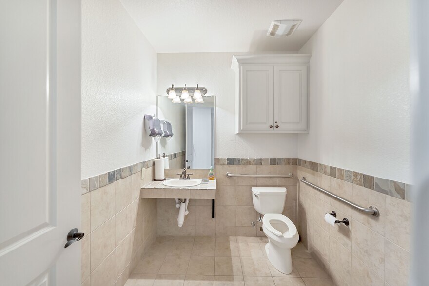 8201 Mid Cities Blvd, North Richland Hills, TX à vendre - Photo du bâtiment - Image 3 de 9