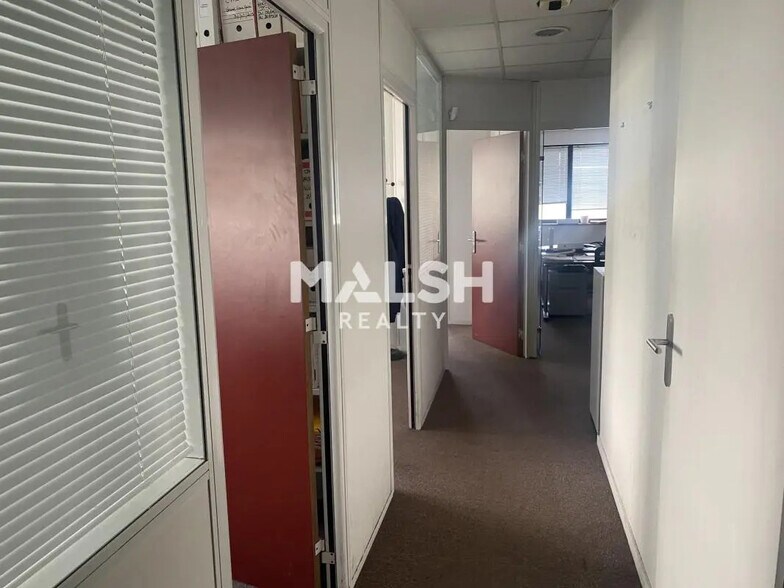 Office in Bron for lease - Interior Photo - Image 3 of 7