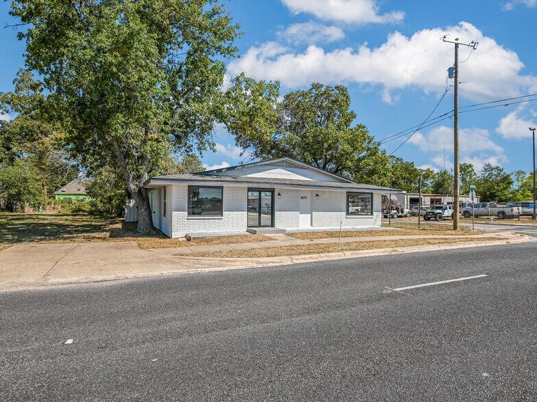 900 W 2nd St, Taylor, TX for sale - Building Photo - Image 2 of 20