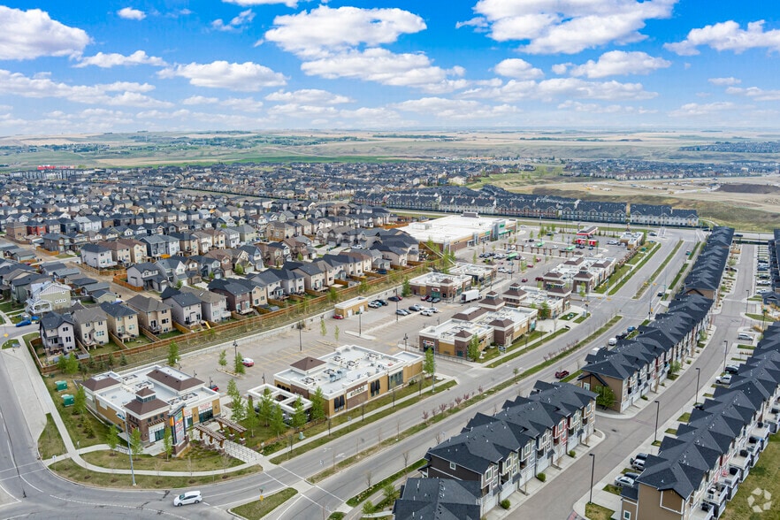 8 Nolan Hill Blvd NW, Calgary, AB à louer - Aérien - Image 3 de 4