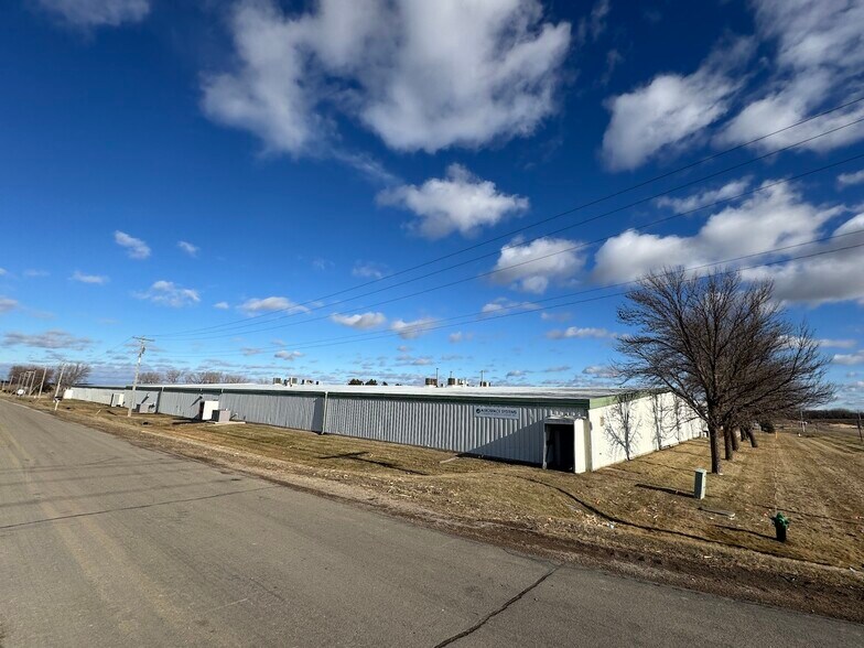 1930 W 1st St, Blue Earth, MN à louer - Photo du bâtiment - Image 3 de 7