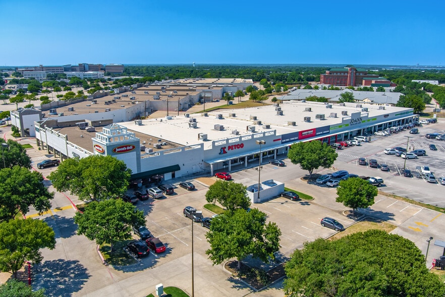 1250 William D Tate Ave, Grapevine, TX à louer - Photo du bâtiment - Image 1 de 5