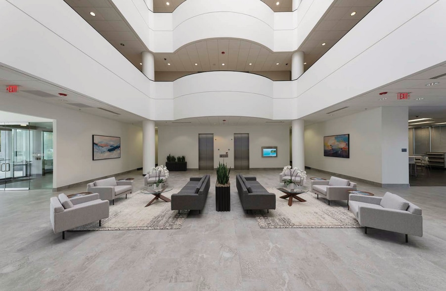 11001 N Black Canyon Fwy, Phoenix, AZ for lease - Lobby - Image 1 of 1