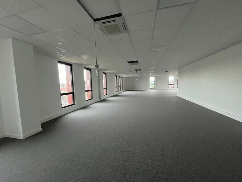 1 Chemin Du Plateau, Dardilly for lease - Building Photo - Image 2 of 9