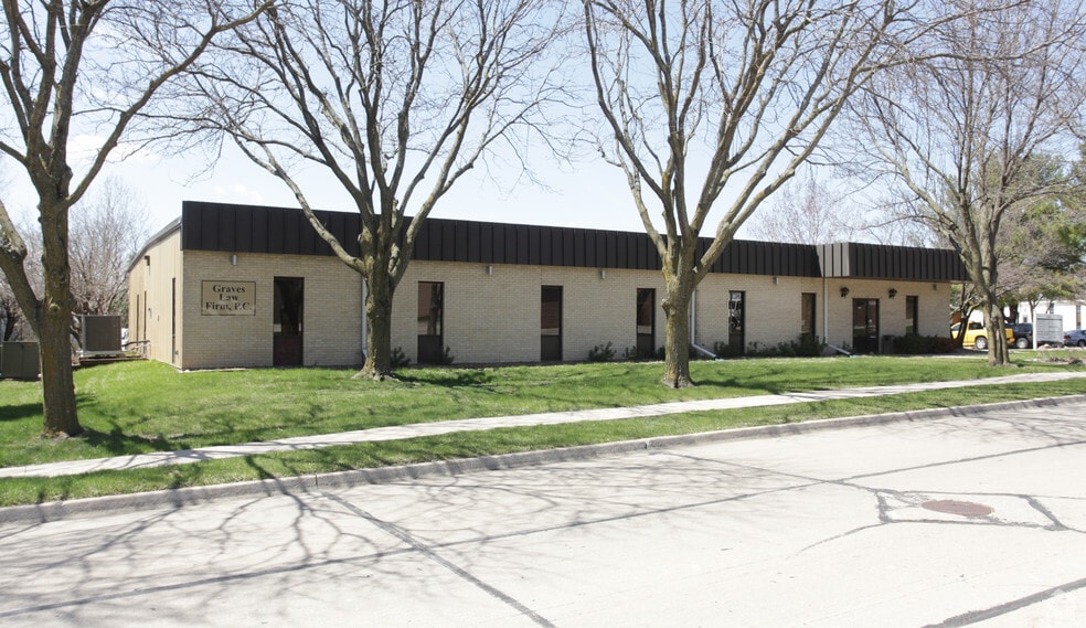 2024 NW 92nd Ct, Clive, IA for sale - Primary Photo - Image 1 of 3