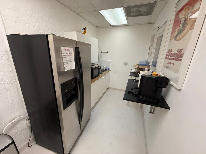 777 NW 28th St, Miami, FL à louer - Photo intérieure - Image 3 de 6