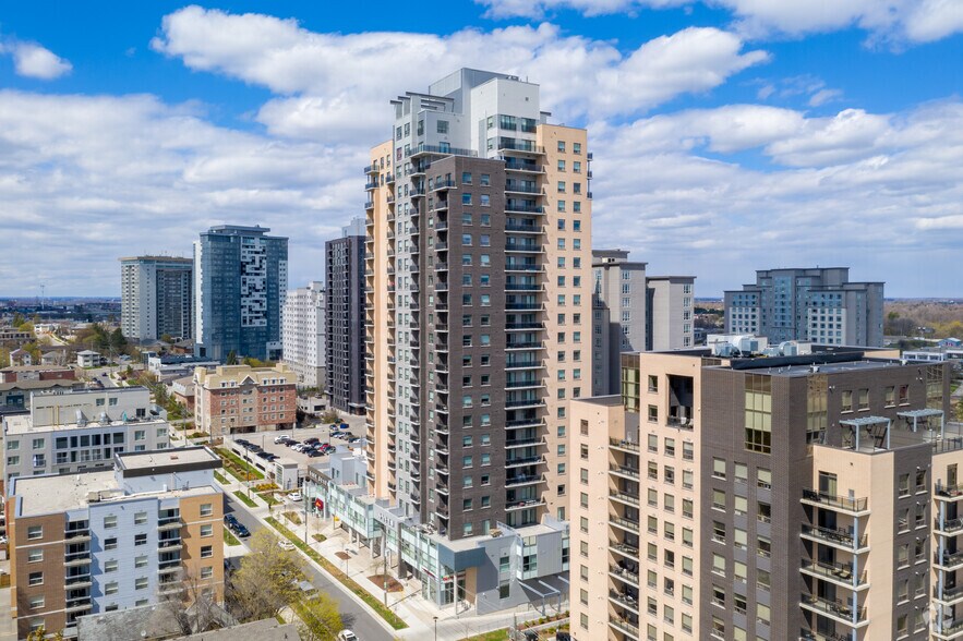 318 Spruce St, Waterloo, ON à vendre - Photo du bâtiment - Image 2 de 4