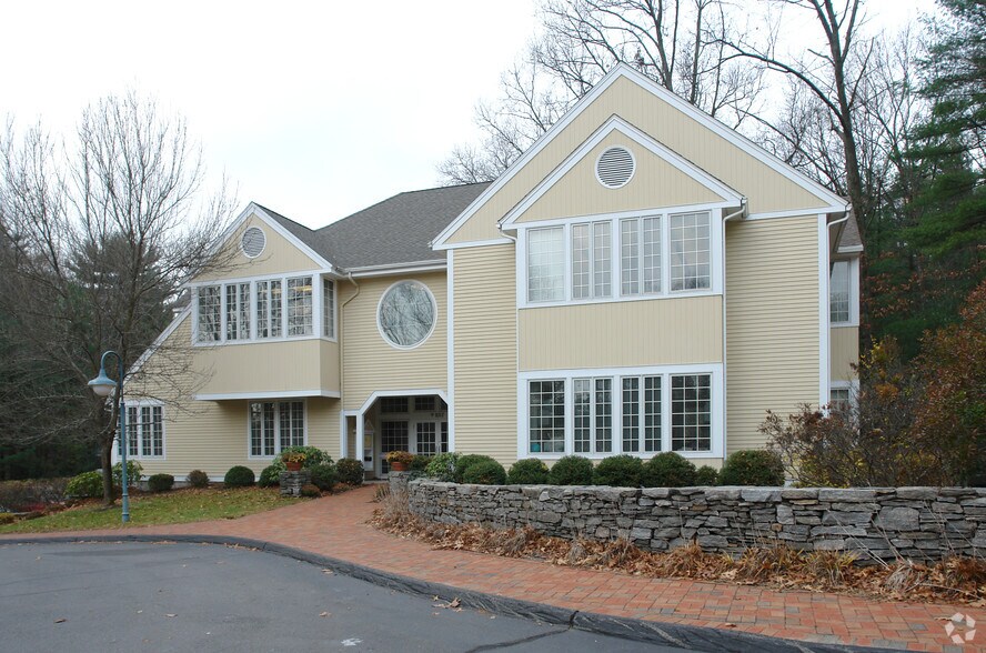 573 Hopmeadow St, Simsbury, CT à louer - Photo du bâtiment - Image 2 de 4
