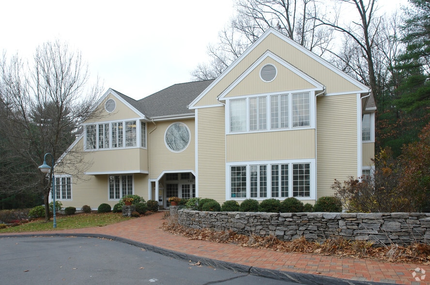 573 Hopmeadow St, Simsbury, CT à louer - Photo du bâtiment - Image 2 de 4