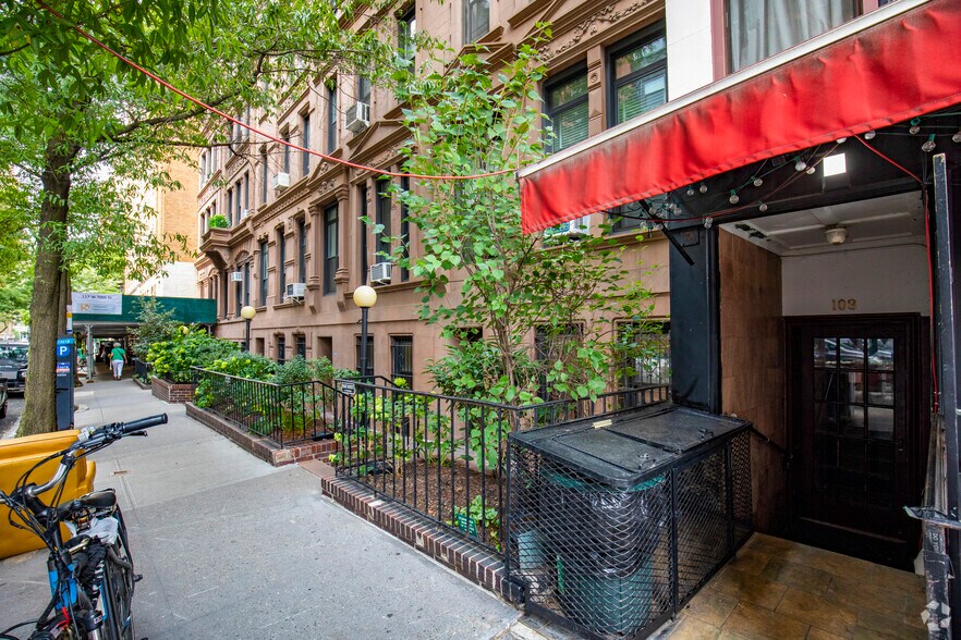 103 W 70th St, New York, NY à louer - Photo du bâtiment - Image 3 de 4
