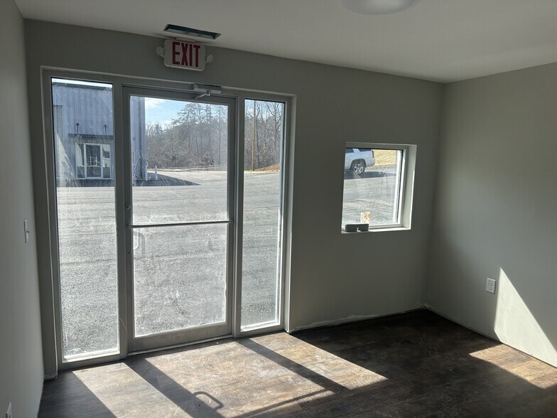 110-115 Easy St, Dahlonega, GA à louer - Photo du bâtiment - Image 3 de 5