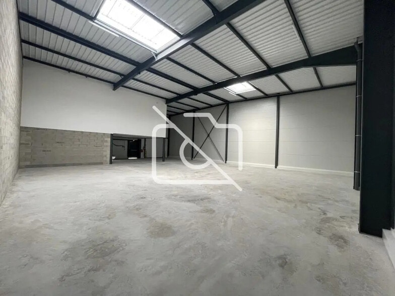Industrial in Bondoufle for lease - Interior Photo - Image 2 of 4