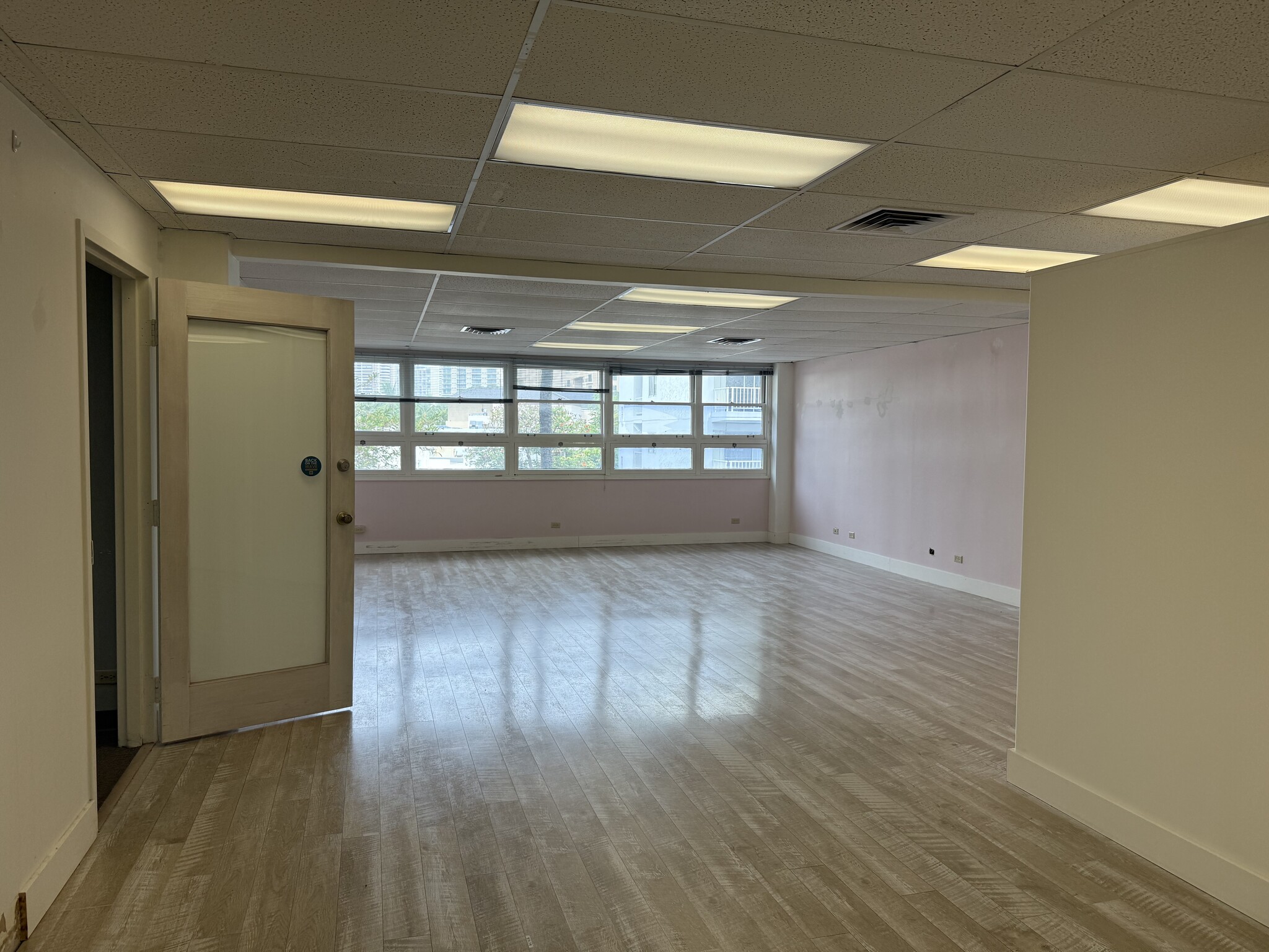 307 Lewers St, Honolulu, HI for lease Interior Photo- Image 1 of 14