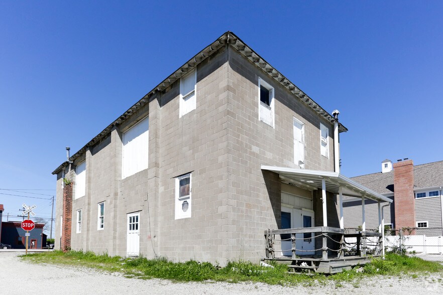 203 River St, Grand River, OH à vendre - Photo du bâtiment - Image 3 de 5