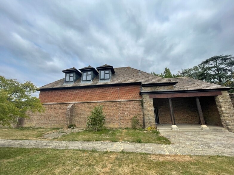 Maplehurst Rd, Horsham for lease - Building Photo - Image 2 of 16