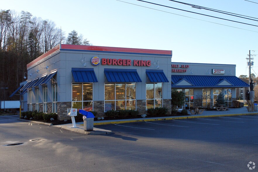 3676 N Parkway, Pigeon Forge, TN à louer - Photo du bâtiment - Image 2 de 4