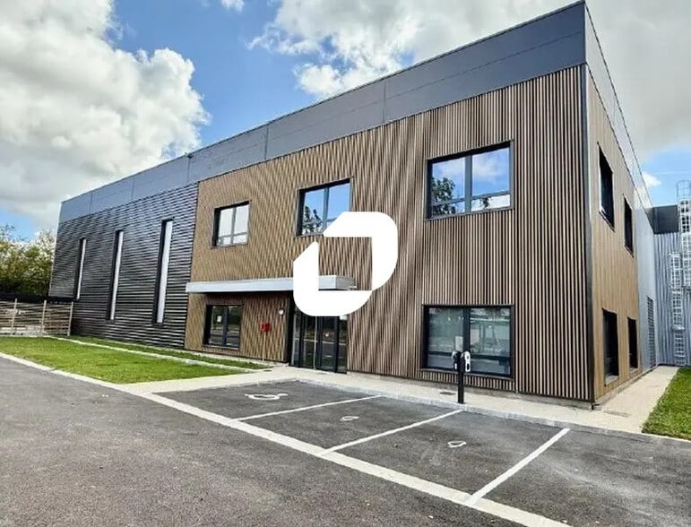 7 Avenue Georges Politzer, Trappes for lease - Building Photo - Image 1 of 17