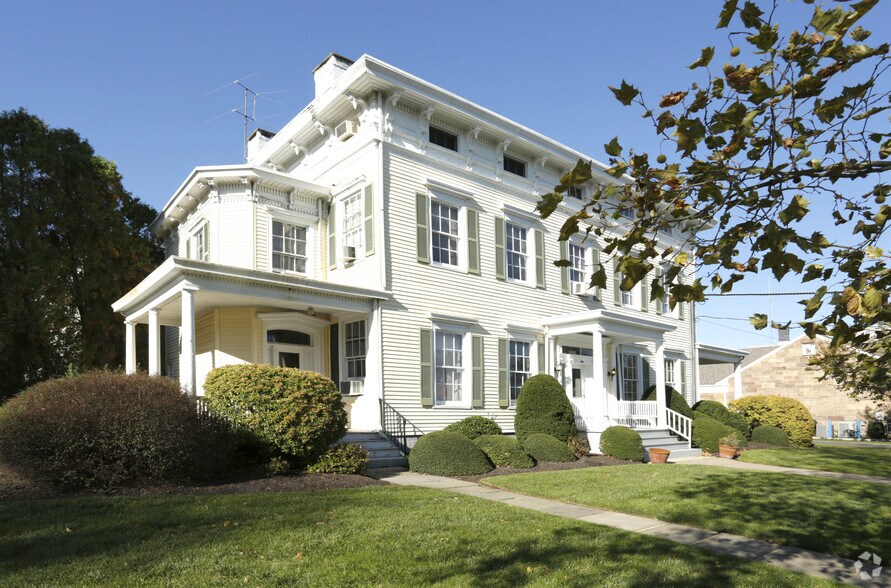 63 W Main St, Freehold, NJ à louer - Photo du bâtiment - Image 2 de 5