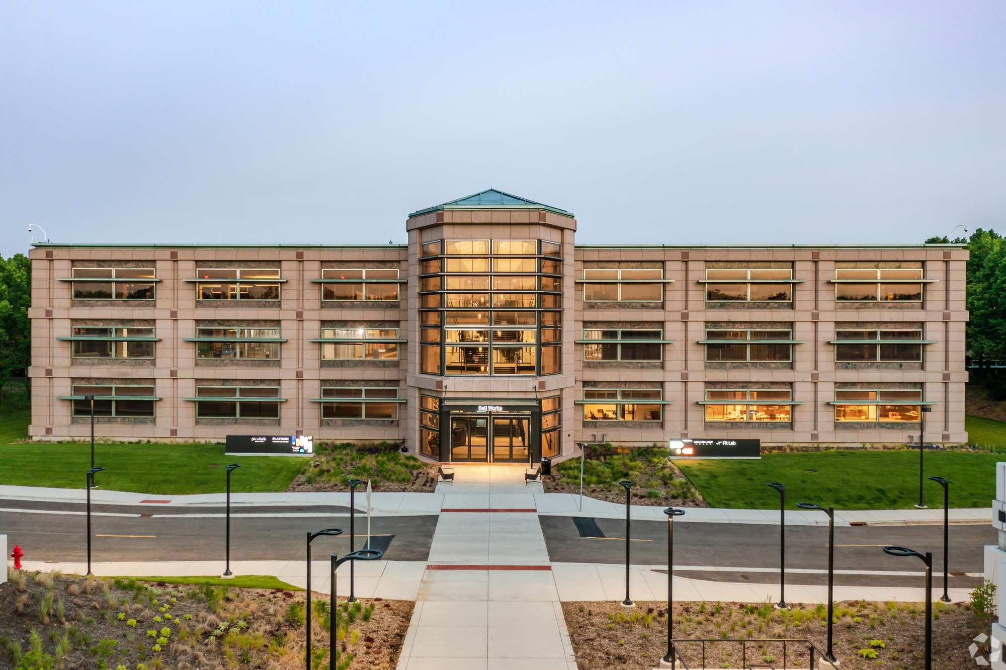 2000 Center Dr, Hoffman Estates, IL for lease Building Photo- Image 1 of 4