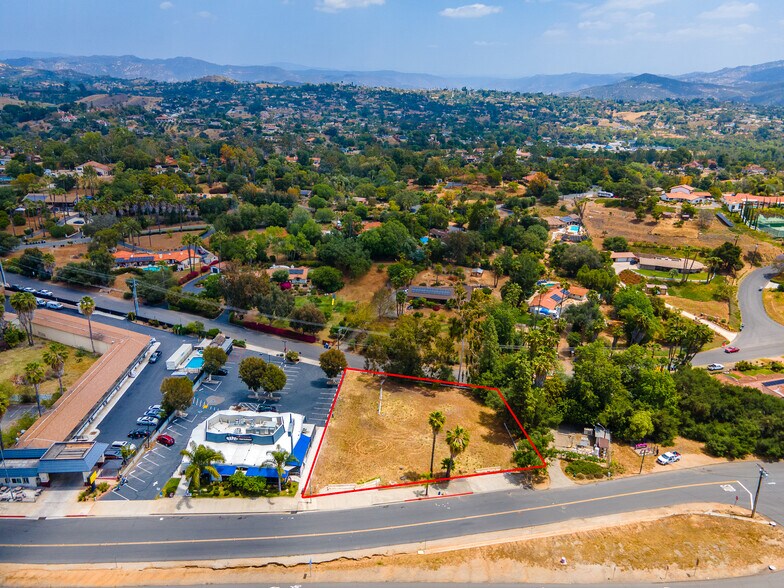 2690 S Escondido Blvd, Escondido, CA à vendre - Photo du bâtiment - Image 2 de 11