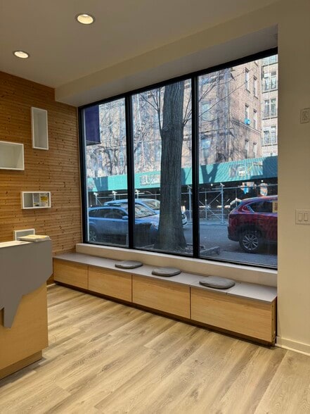 8266 Austin St, Kew Gardens, NY for lease - Interior Photo - Image 3 of 14