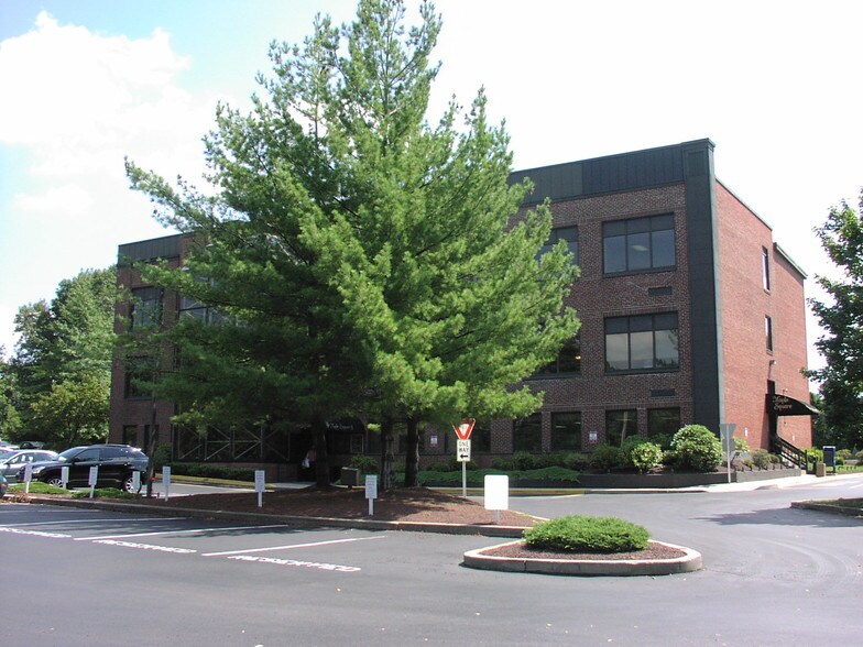 340 E Maple Ave, Langhorne, PA à louer - Photo du bâtiment - Image 2 de 8